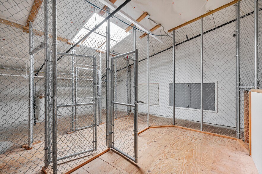 More Photos Of 1320-1326 9th St, Berkeley Warehouse For Sale