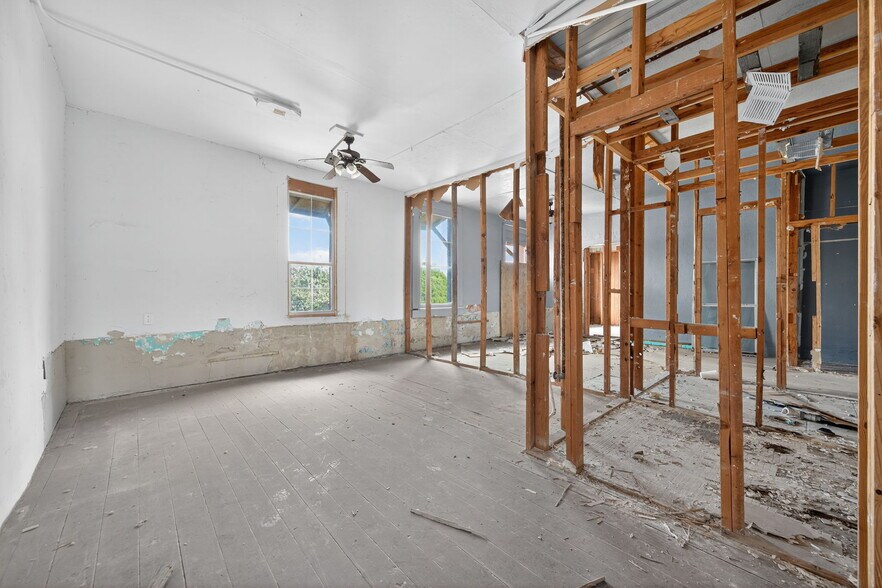 More Photos Of 1425 S Flores St, San Antonio General Retail For Sale