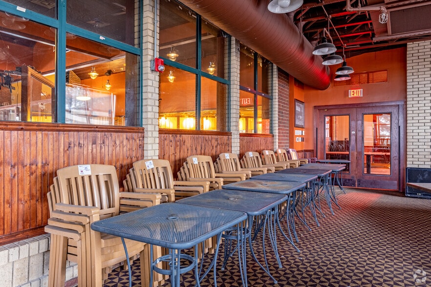 More Photos Of 700 Six Flags Dr, Arlington Restaurant For Lease