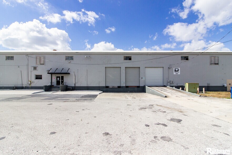 More Photos Of 701 NW 42nd St, Winter Haven Warehouse For Sale