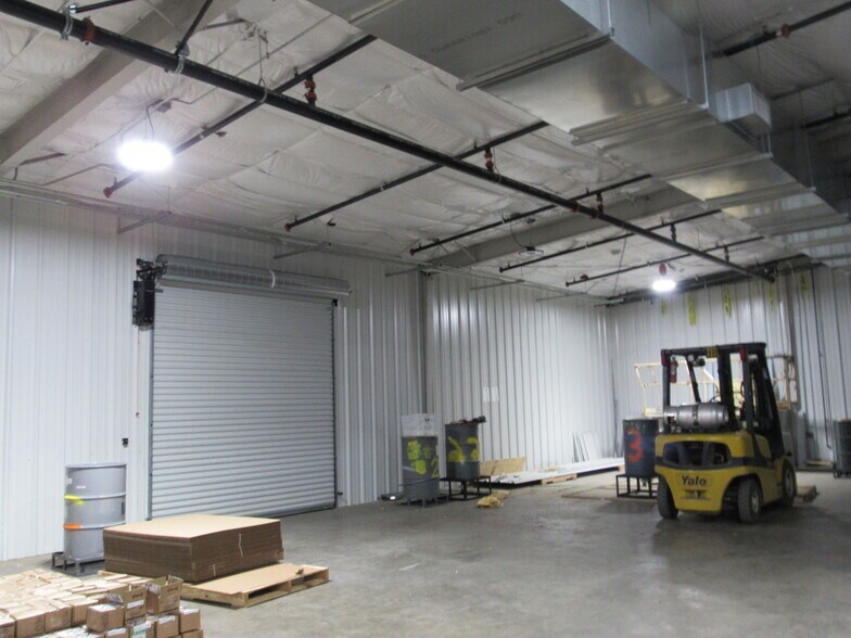 More Photos Of 549 Yorkville Park Sq, Columbus Warehouse For Lease