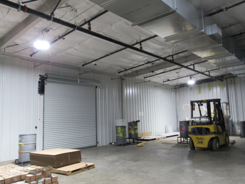 More Photos Of 549 Yorkville Park Sq, Columbus Warehouse For Lease