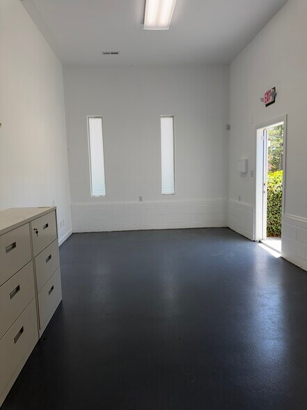 More Photos Of 2066 Juniper Lake Rd, West End Flex For Lease