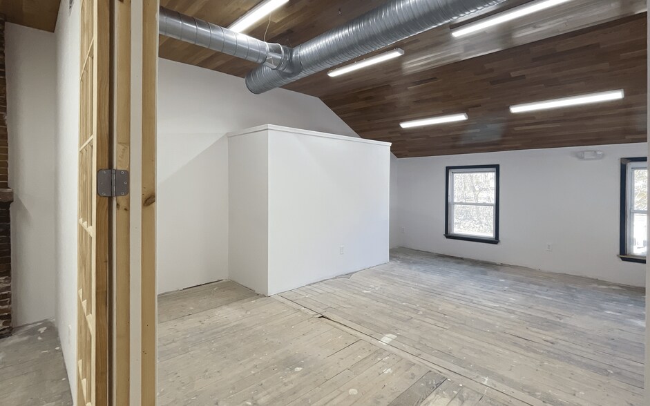 More Photos Of 554 Main St, Oakville Storefront Retail Office For Lease