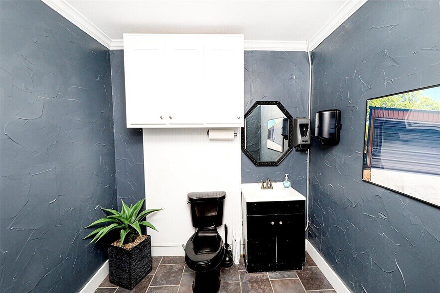 More Photos Of 406 W Wise St, Bowie Industrial For Sale