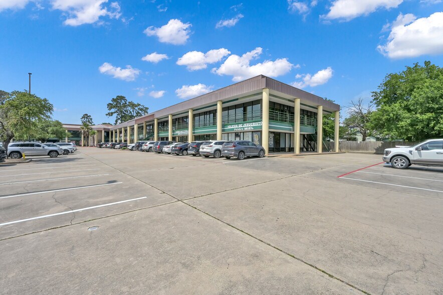 More Photos Of 1712 N Frazier St, Conroe General Retail For Sale