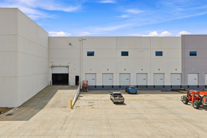 More Photos Of 431 N 47th Ave, Phoenix Warehouse For Lease