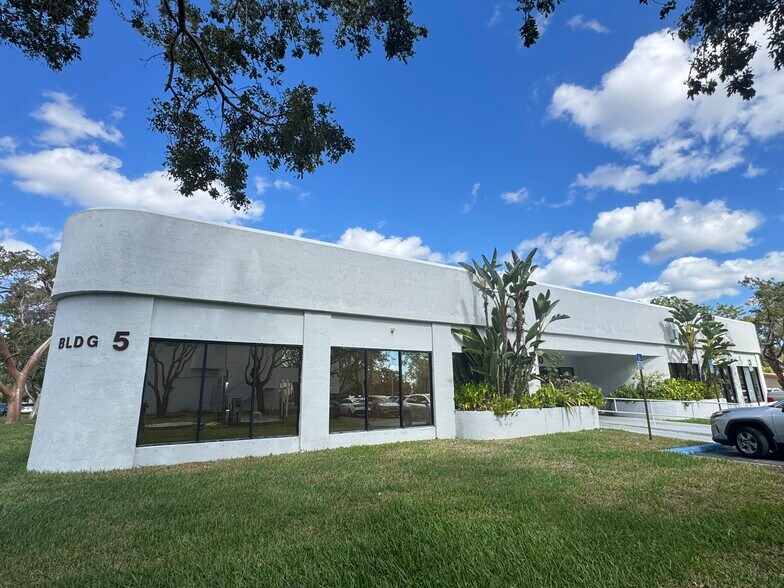 More Photos Of 9210 Sunset Dr, Miami Office For Lease