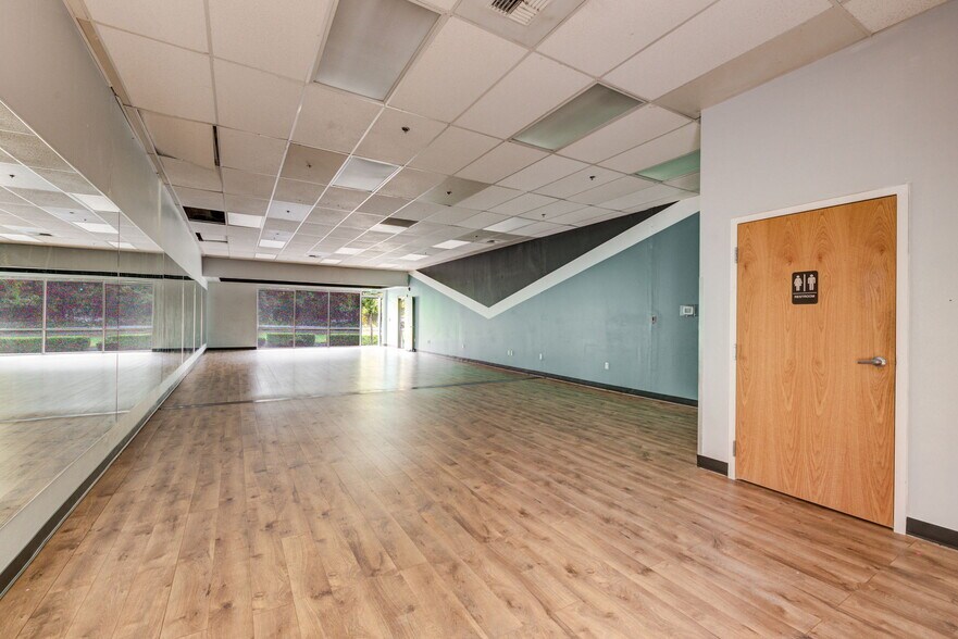 More Photos Of 9623 32nd St SE, Lake Stevens Storefront For Lease