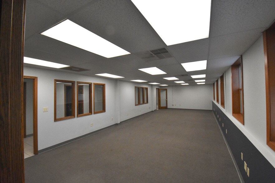 More Photos Of 544 Niedringhaus Ave, Granite City Office For Lease