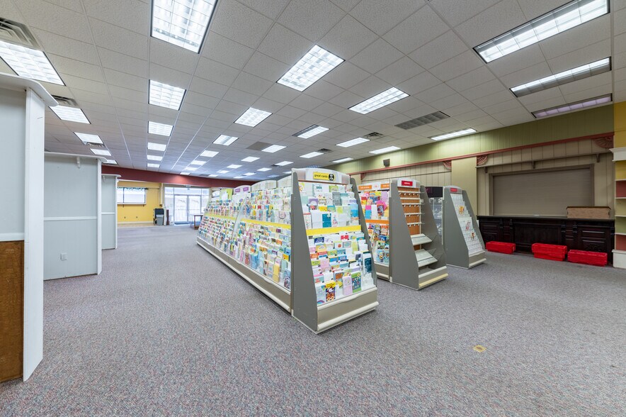 More Photos Of 303-305 Merchant St, Fairmont Showroom For Sale