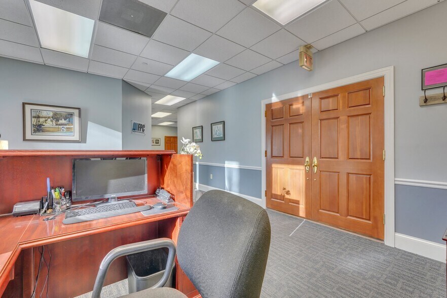 More Photos Of 52 New Orleans Rd, Hilton Head Island Office For Sale