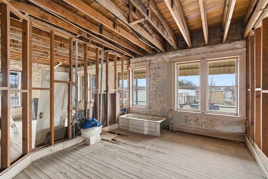 More Photos Of 226 E Blackjack St, Dublin Storefront Retail Residential For Sale