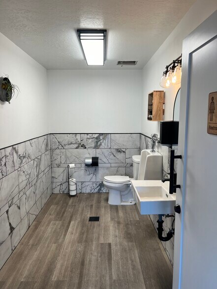 More Photos Of 1657 N State St, Lehi Manufacturing For Sale