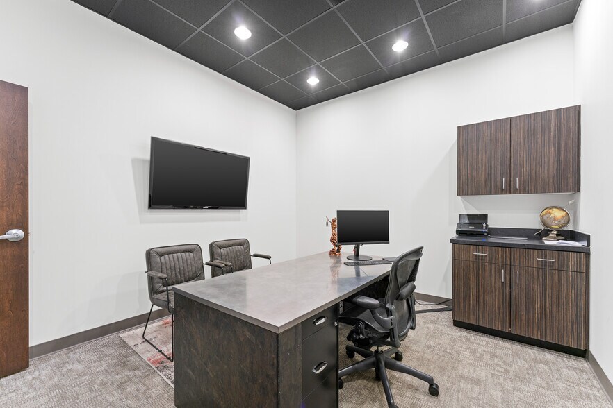 More Photos Of 3945 N Vantage Dr, Fayetteville Office For Sale