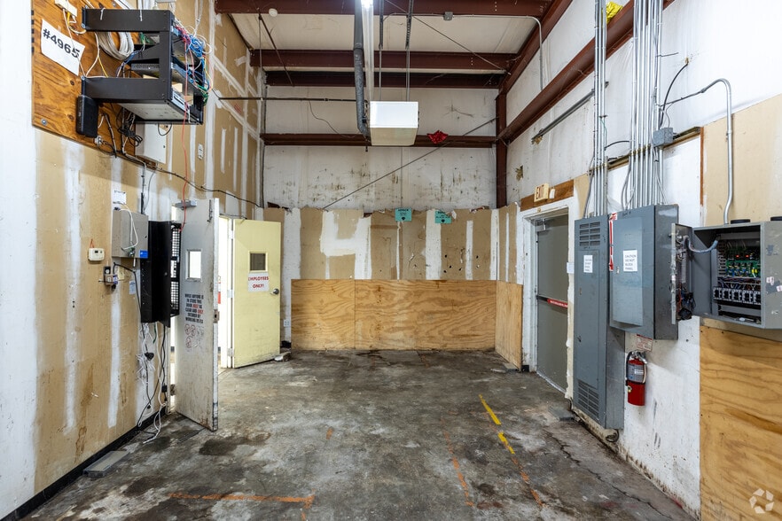 More Photos Of 4072 Glenwood Rd, Decatur Freestanding For Lease