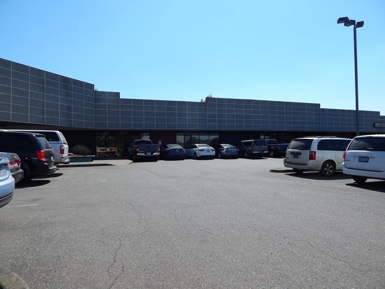 More Photos Of 250 NE Garden Valley Blvd, Roseburg General Retail For Lease