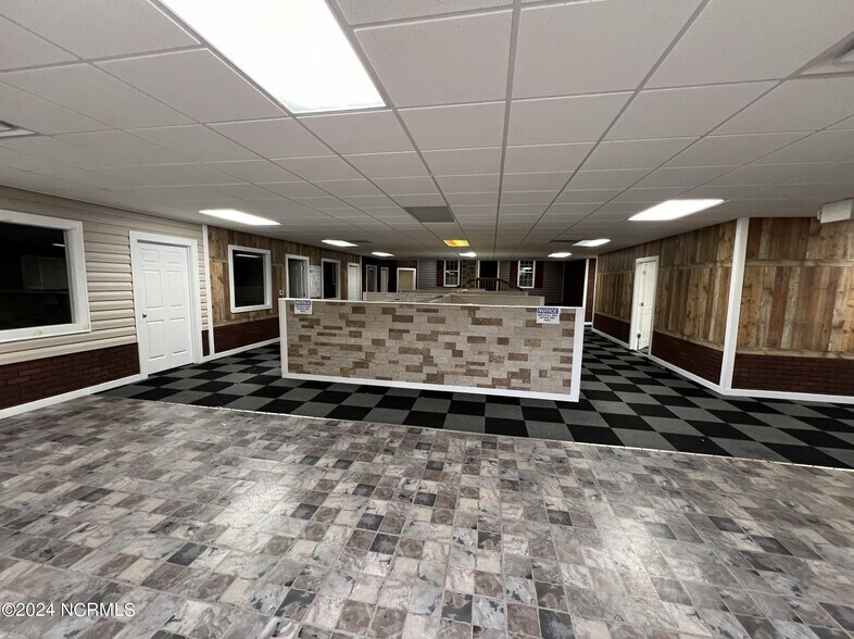 More Photos Of 709 1/2 Southwest Blvd, Clinton Warehouse For Lease