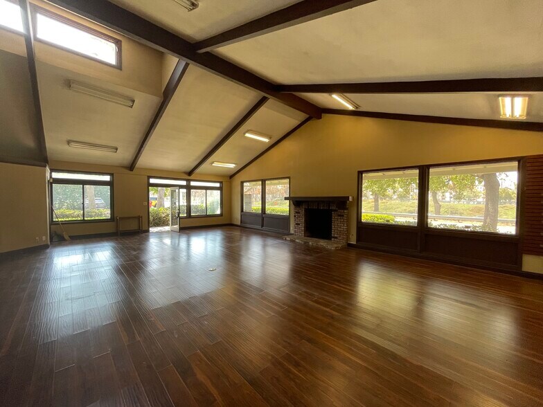 More Photos Of 2482 Newport Blvd, Costa Mesa Loft Creative Space For Lease