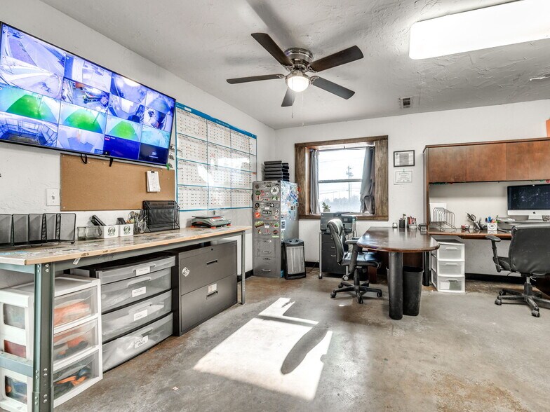 More Photos Of 212 W Main St, Shawnee Storefront Retail Office For Lease