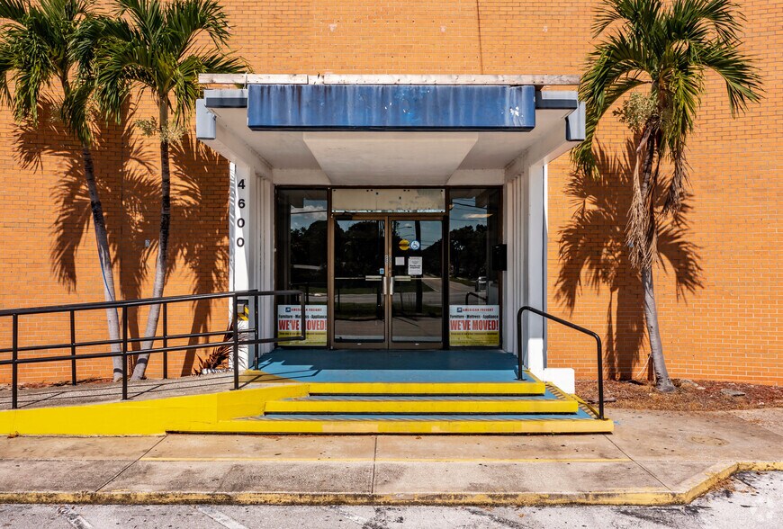 More Photos Of 4600 Park St N, Saint Petersburg Warehouse For Sale