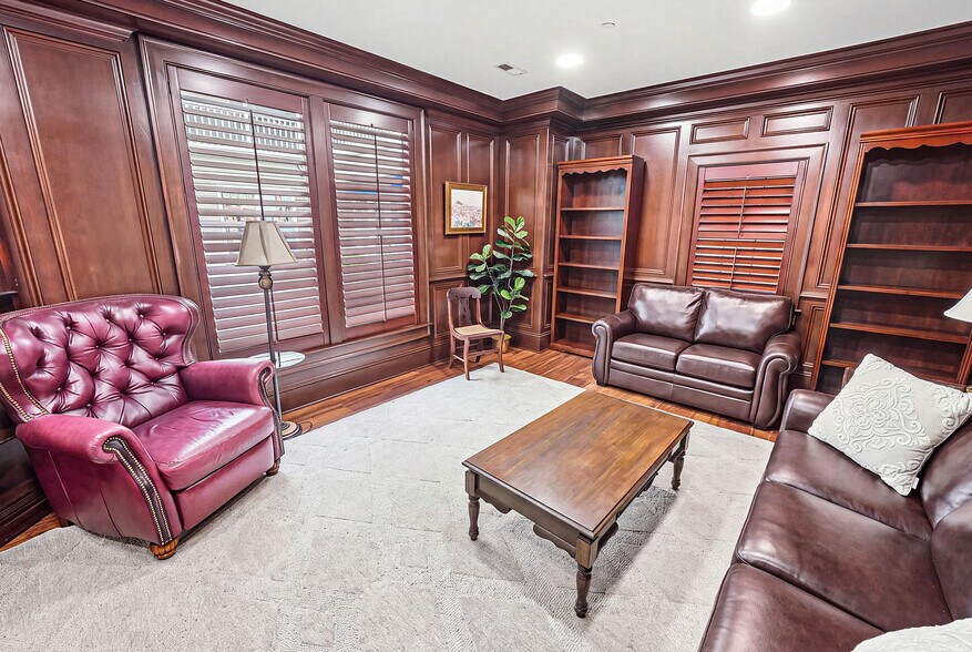 More Photos Of 207 Queen Elizabeth Ave, Manteo Storefront Retail Residential For Sale