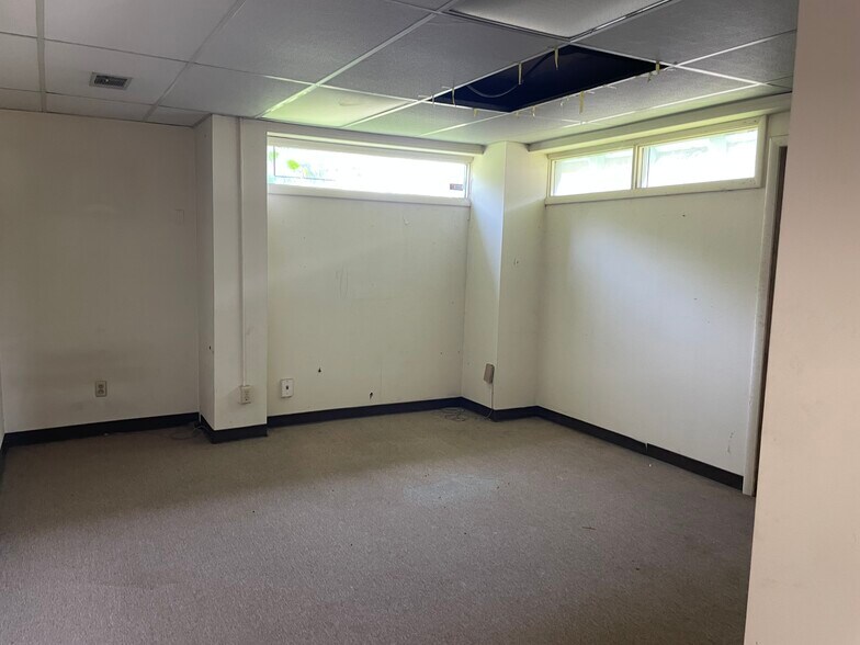 More Photos Of 1063 E Parkway South, Memphis Flex For Sale