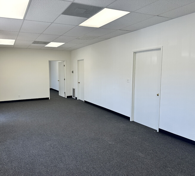 More Photos Of 2100 Floyd St, Burbank Warehouse For Lease