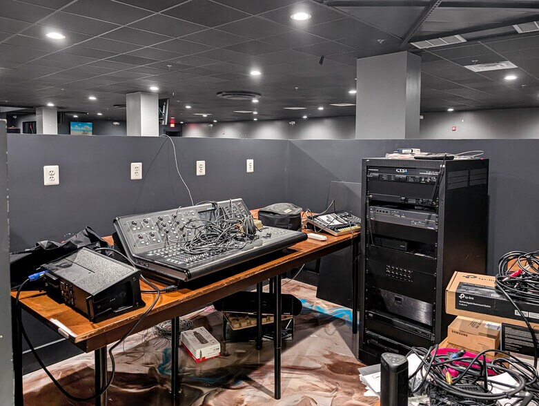 More Photos Of 10426 Main St, Fairfax Freestanding For Sale