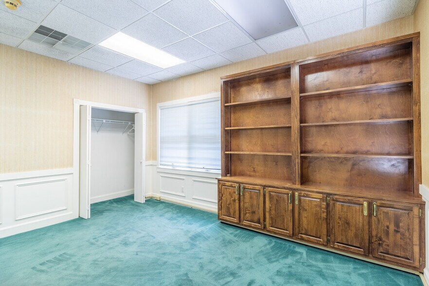 More Photos Of 1421 Ross Dr, Dalton Office For Sale