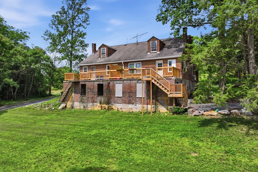 More Photos Of 429 Riverview Dr, Walnutport Flex For Sale
