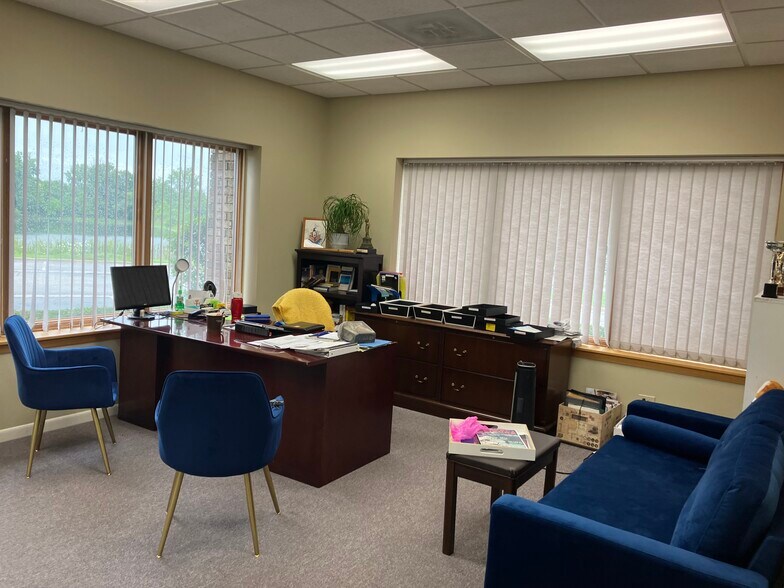 More Photos Of 28085 N Ashley Cir, Libertyville Medical For Sale