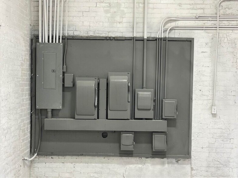 More Photos Of 210 Chestnut St, Sterling Showroom For Lease