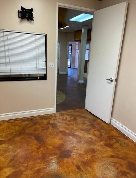 More Photos Of 5938-5940 Laurel Canyon Blvd, North Hollywood Freestanding For Lease