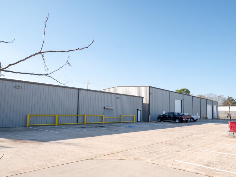 More Photos Of 2614 Industrial Ln, Conroe Warehouse For Sale