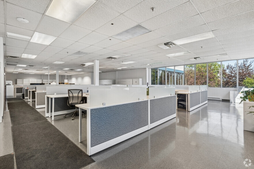 More Photos Of 4600-4612 Chemin Du Bois-Franc, Saint-Laurent Warehouse For Lease