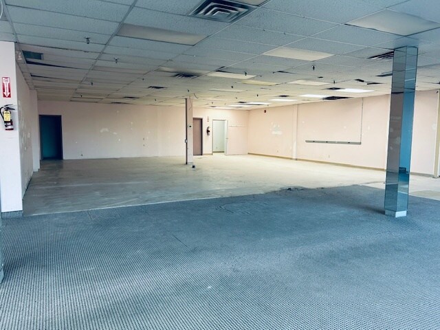 More Photos Of 114 Dundas St E, Whitby Storefront Retail Office For Lease