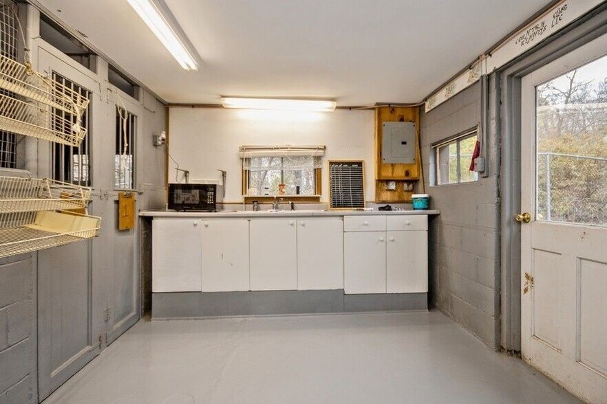 More Photos Of 109-111 N Cross Rd, Lagrangeville Veterinarian Kennel For Sale