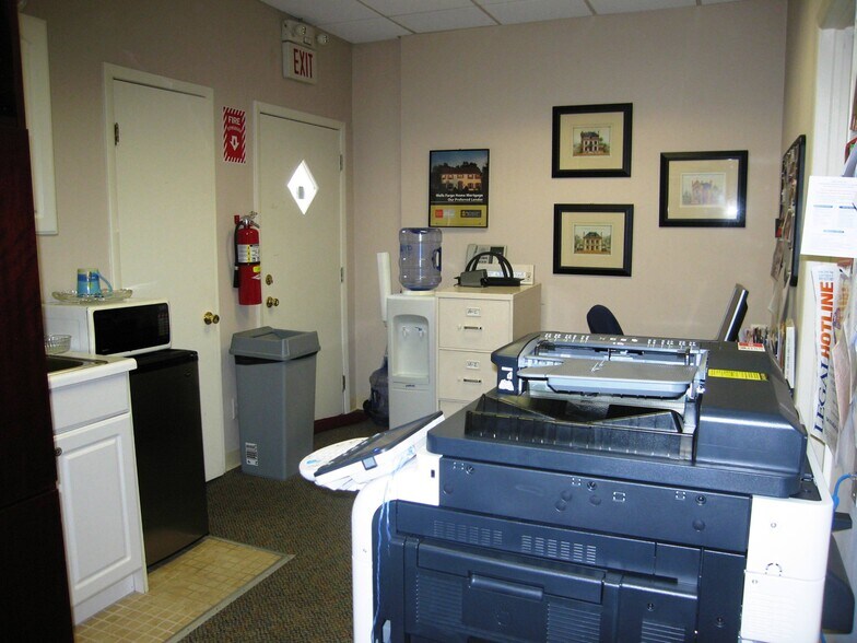 More Photos Of 17 1/2 Park Pl, Bronxville Storefront Retail Office For Sale