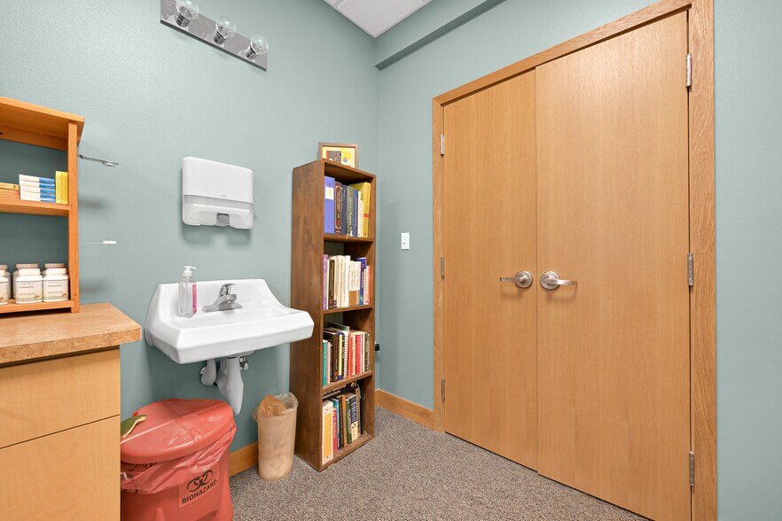 More Photos Of 701 E Holly St, Bellingham Office For Sale