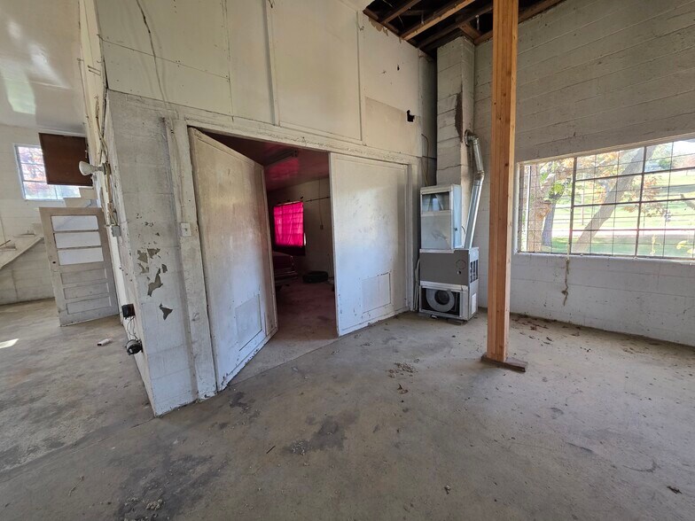 More Photos Of 520 E Main St, Houston Industrial For Sale