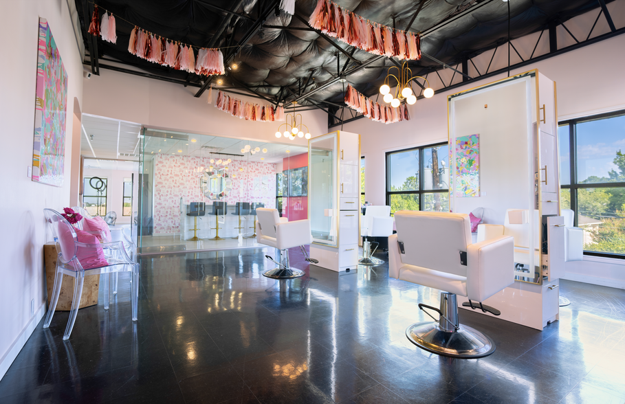 More Photos Of 5757 W Lovers Ln, Dallas Office For Lease