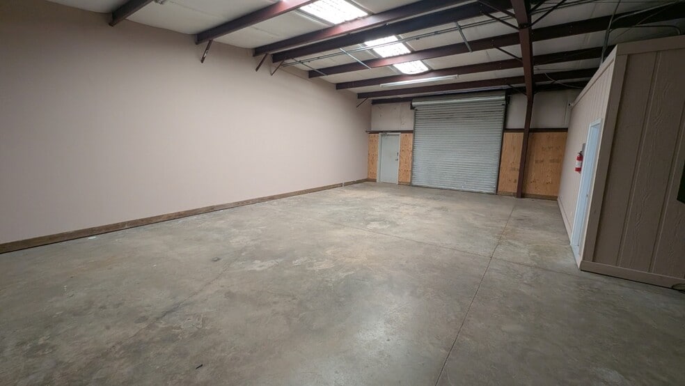 More Photos Of 1975 Mall Blvd, Auburn Warehouse For Lease