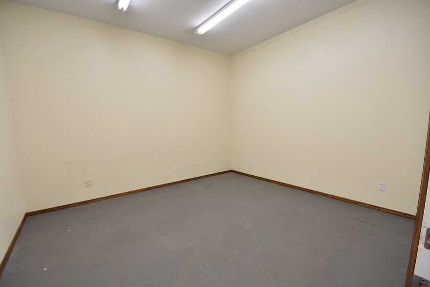 More Photos Of 701 W Broadway, Seminole Manufacturing For Sale
