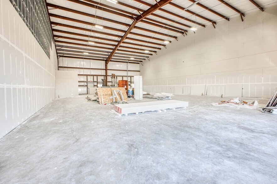 More Photos Of 10100 Railroad Dr., El Paso Warehouse For Sale