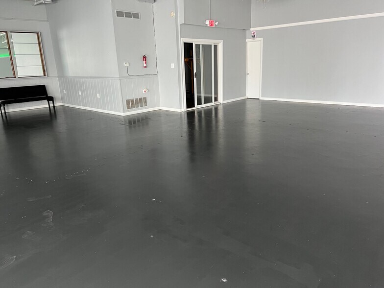 More Photos Of 2732 165th St, Hammond Freestanding For Lease
