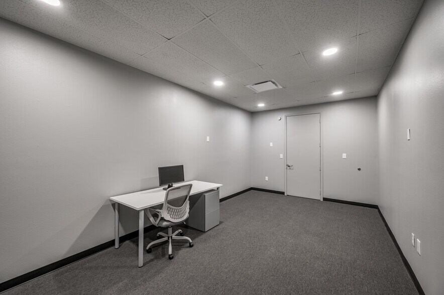 More Photos Of 21755 N I-45 Fwy, Spring Flex For Sale