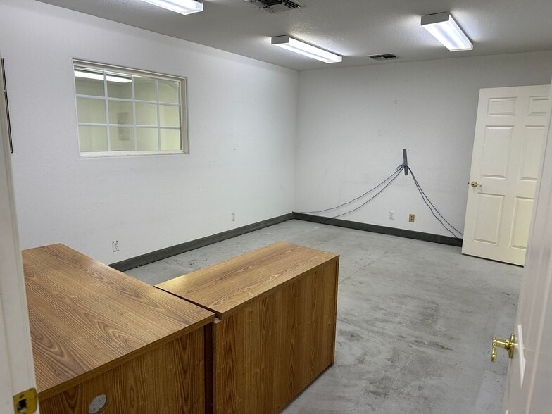 More Photos Of 19426 Londelius St, Northridge Warehouse For Sale