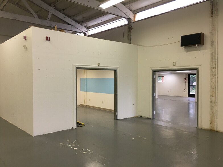 More Photos Of 13084 SE Orient Dr, Boring Freestanding For Lease