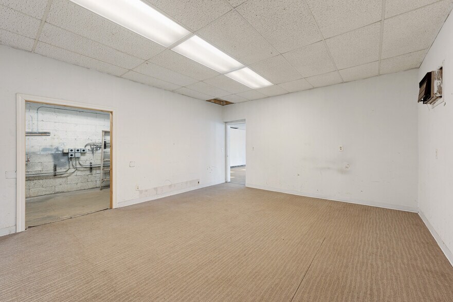 More Photos Of 5213 W Broadway Ave, Minneapolis Auto Dealership For Lease